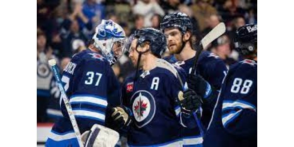 Kyle Connor scorer et hattrick